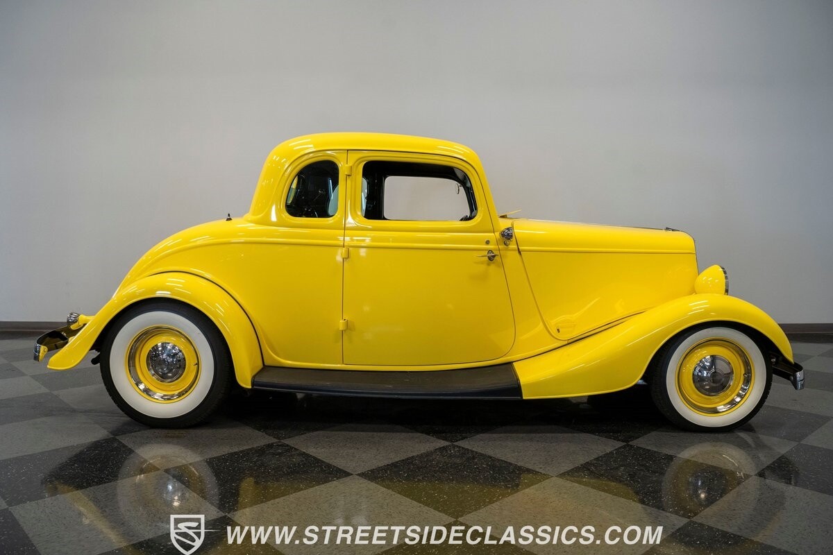Ford-5-Window-1934-Coupe-25