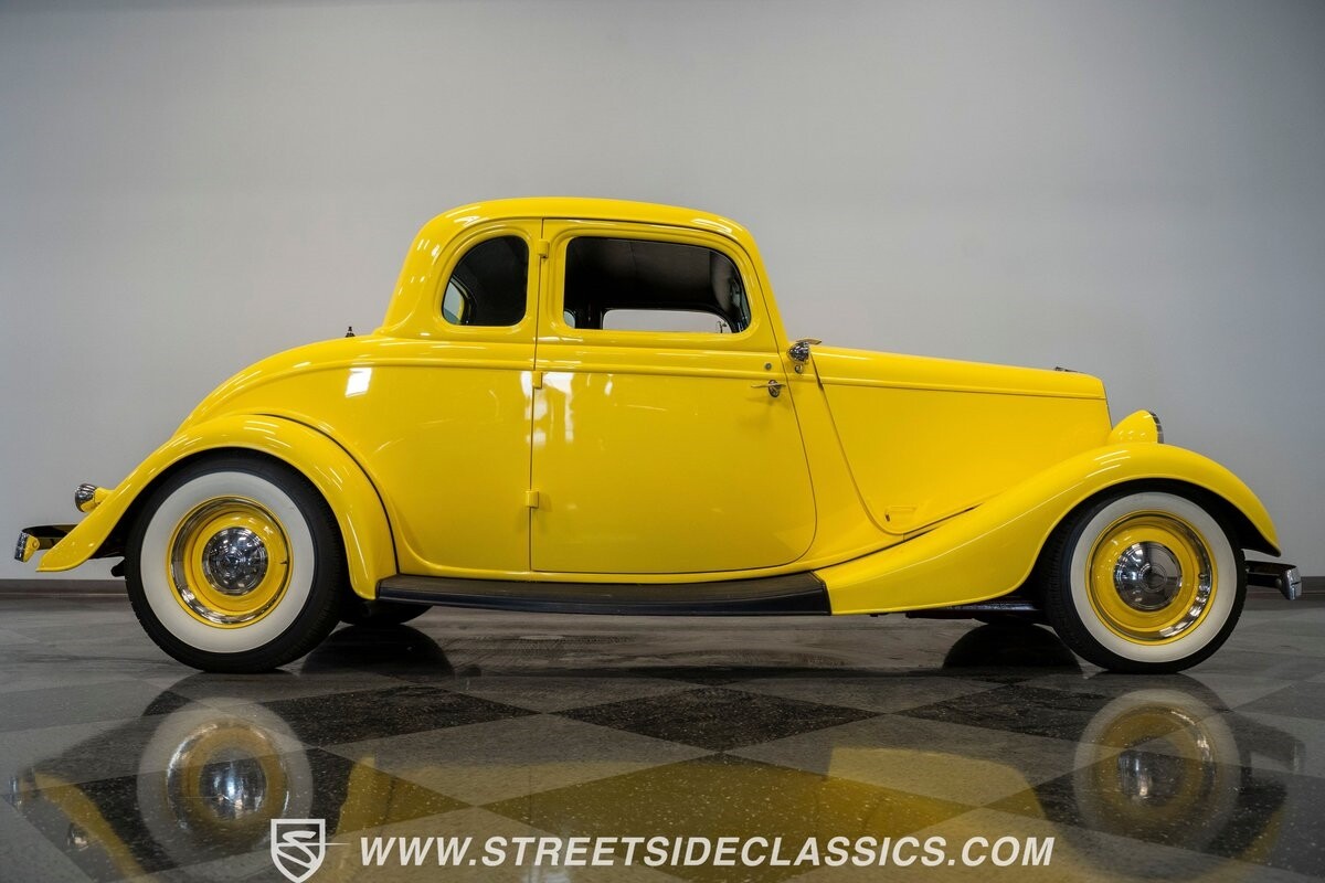 Ford-5-Window-1934-Coupe-26