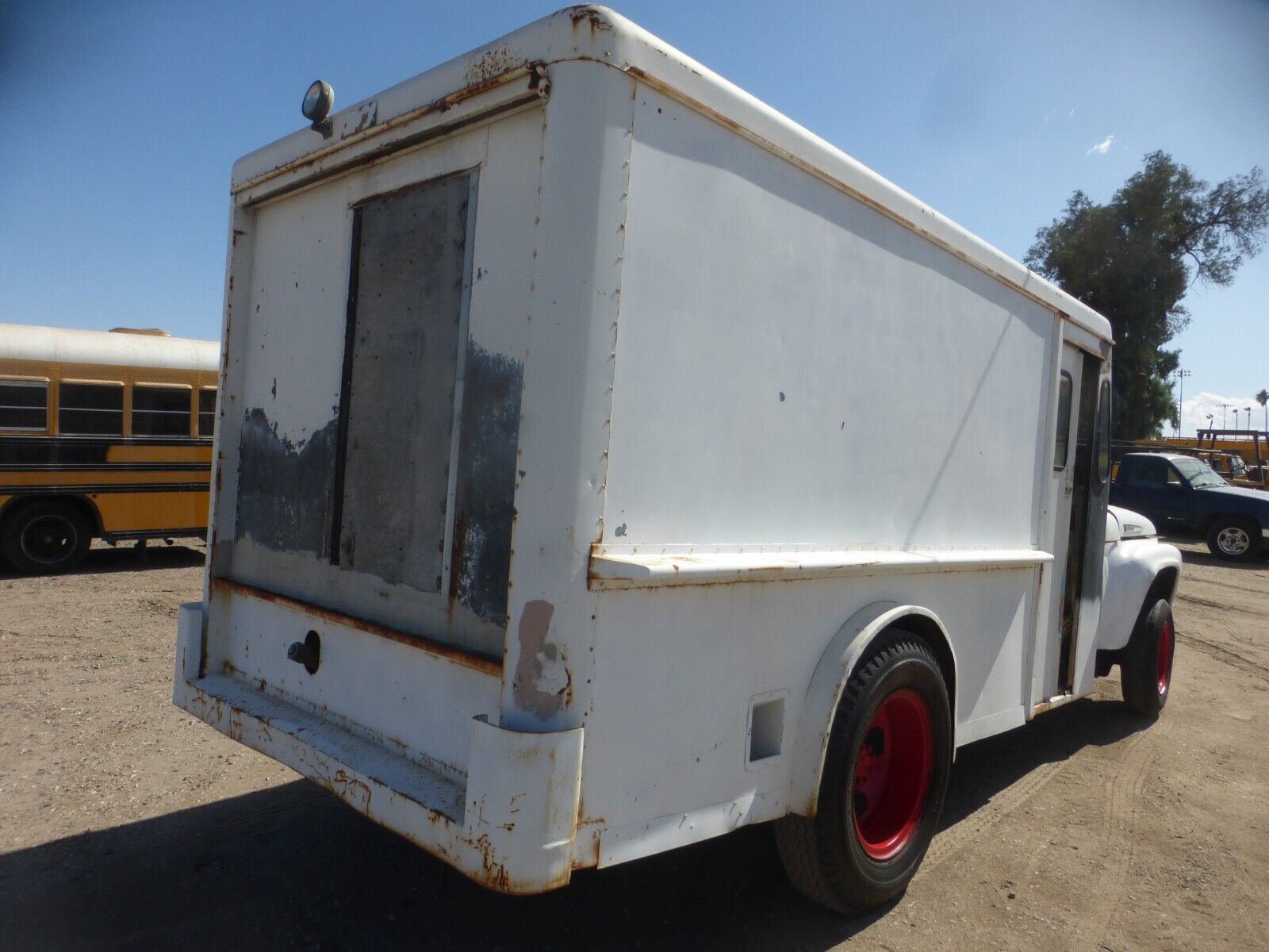 Ford-500-1961-MILK-TRUCK-4
