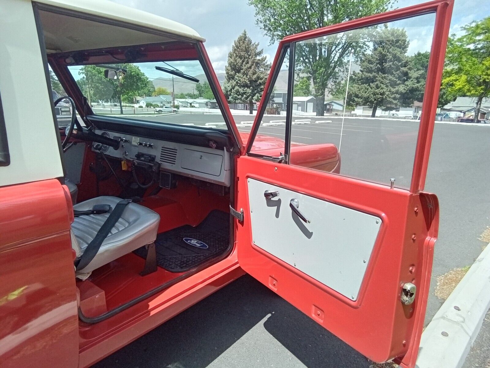 Ford-Bronco-1966-Convertible-24