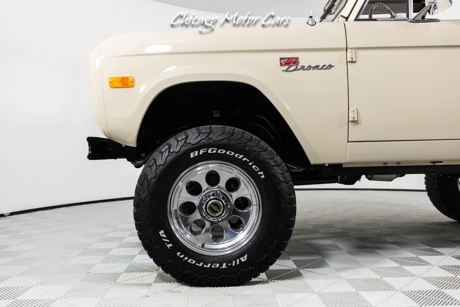 Ford-Bronco-1966-SUV-2