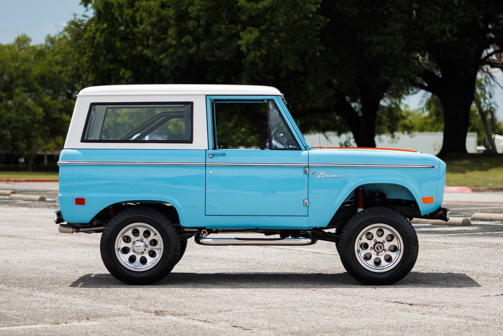 Ford-Bronco-1968-SUV-12