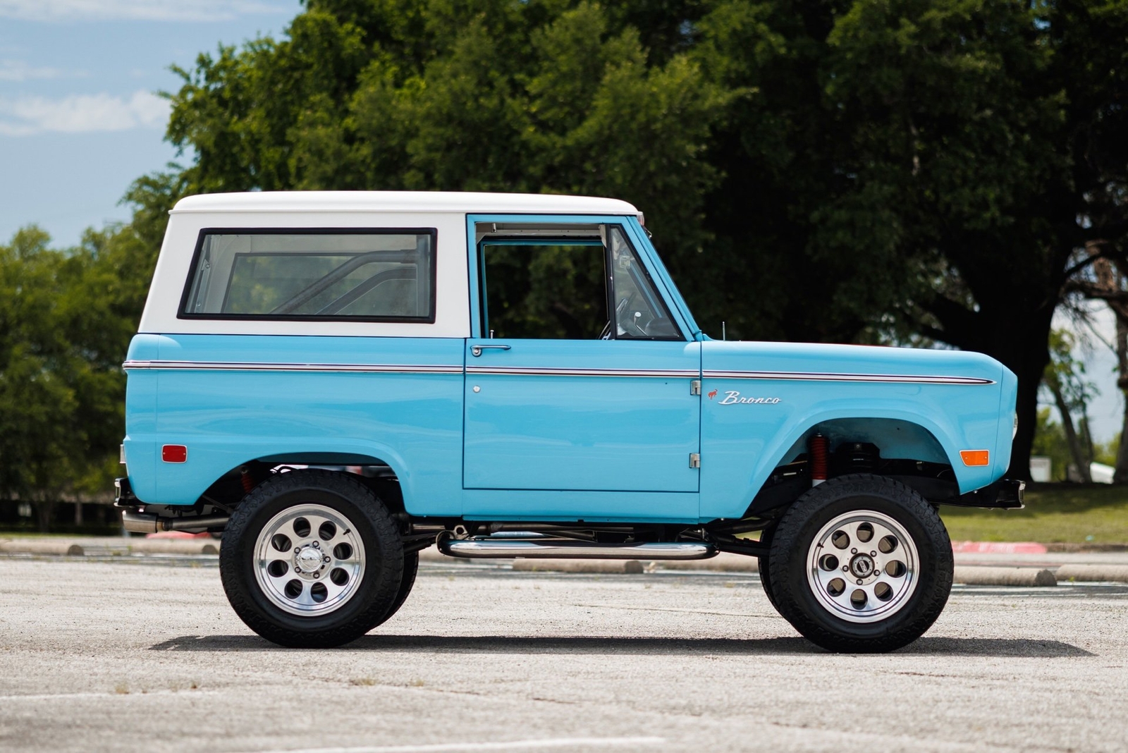 Ford-Bronco-1968-SUV-13