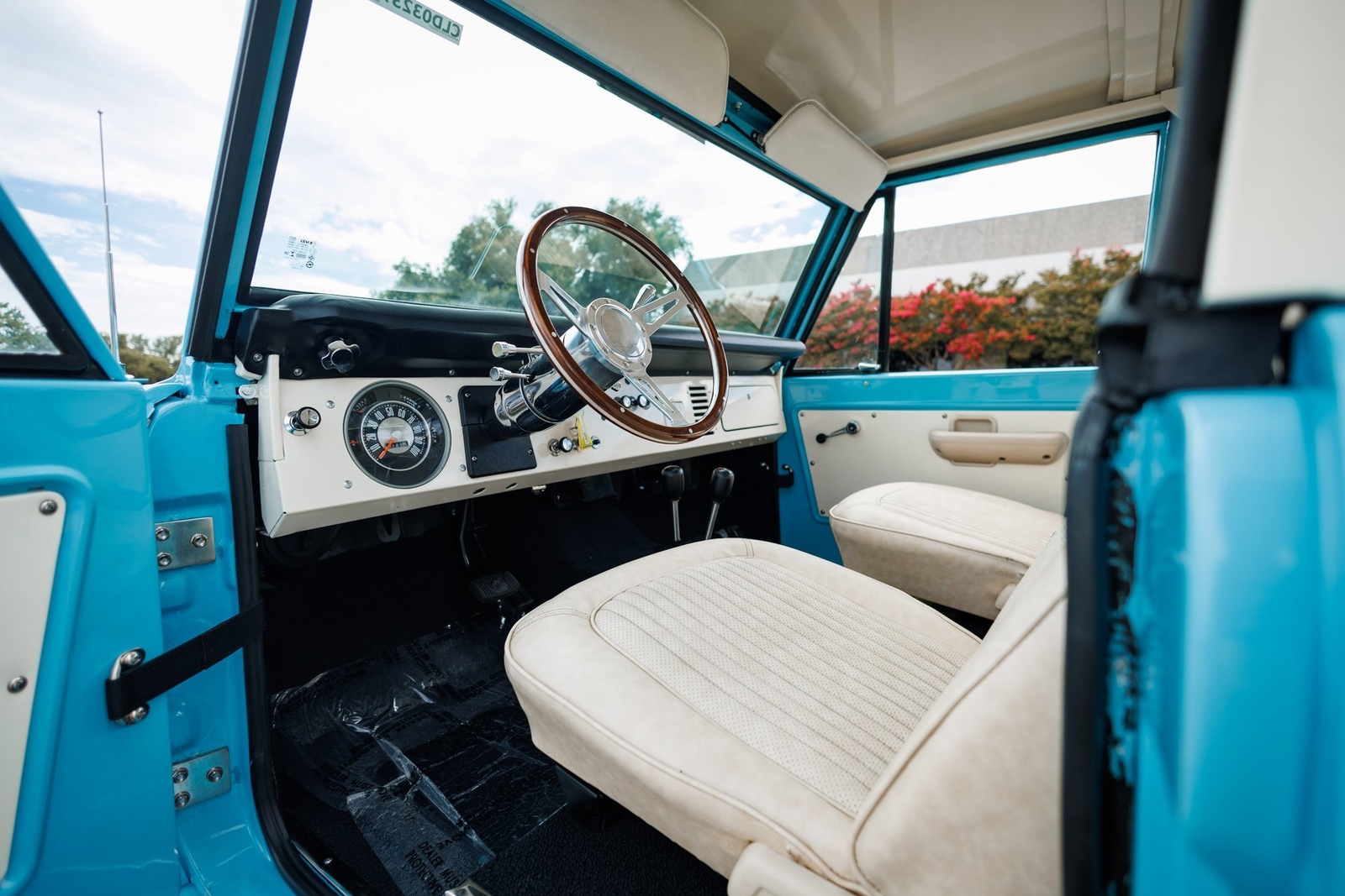 Ford-Bronco-1968-SUV-31