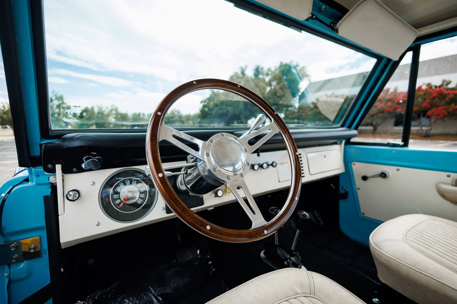 Ford-Bronco-1968-SUV-35