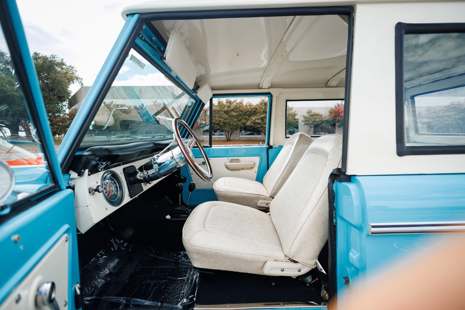 Ford-Bronco-1968-SUV-38