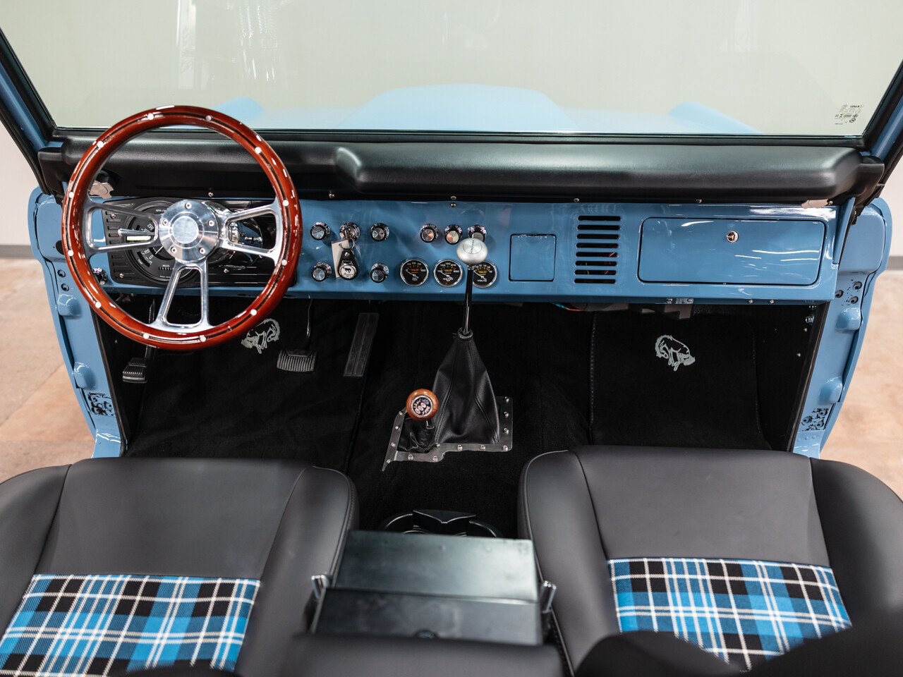 Ford-Bronco-1971-SUV-27