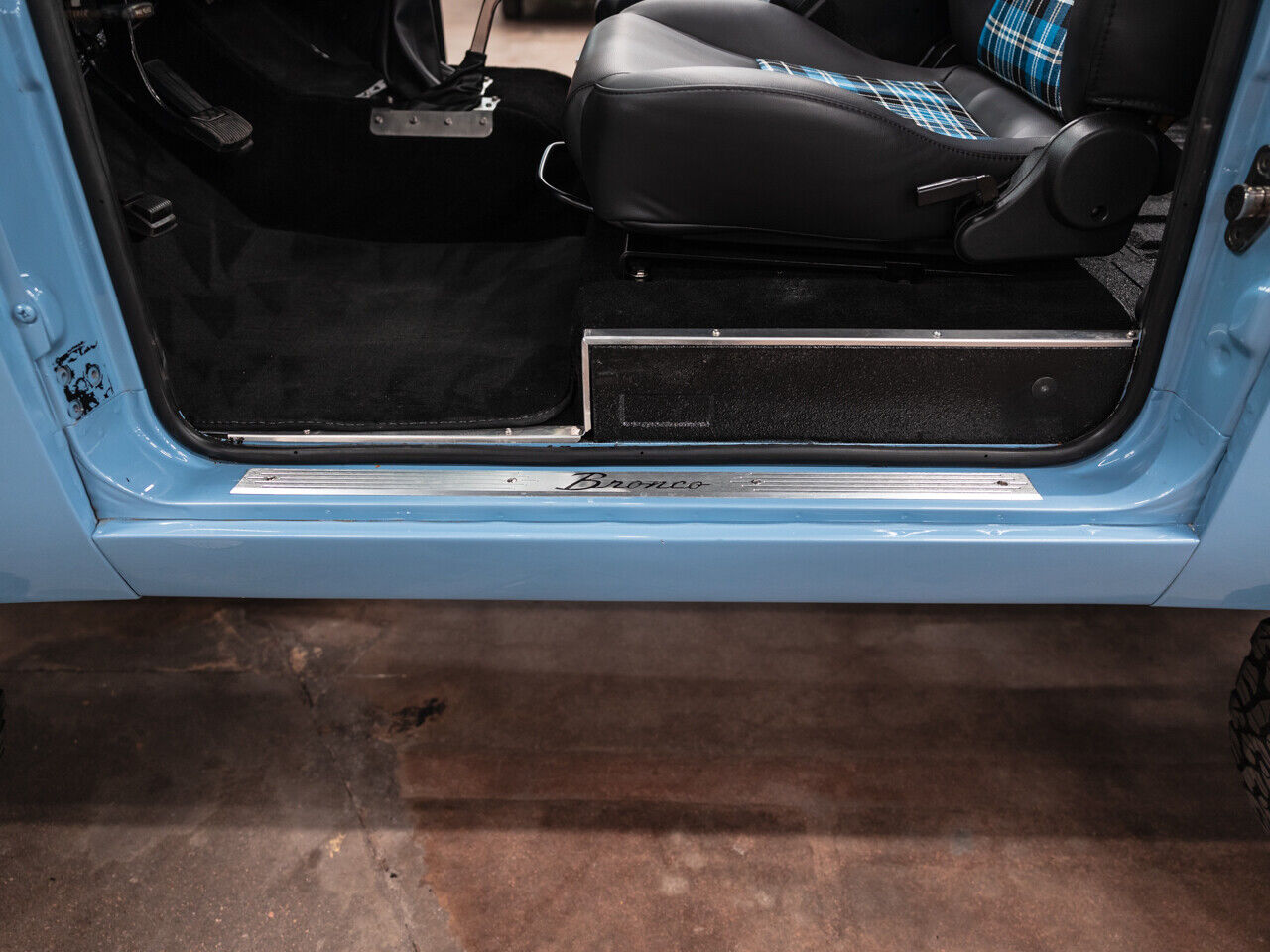 Ford-Bronco-1971-SUV-30