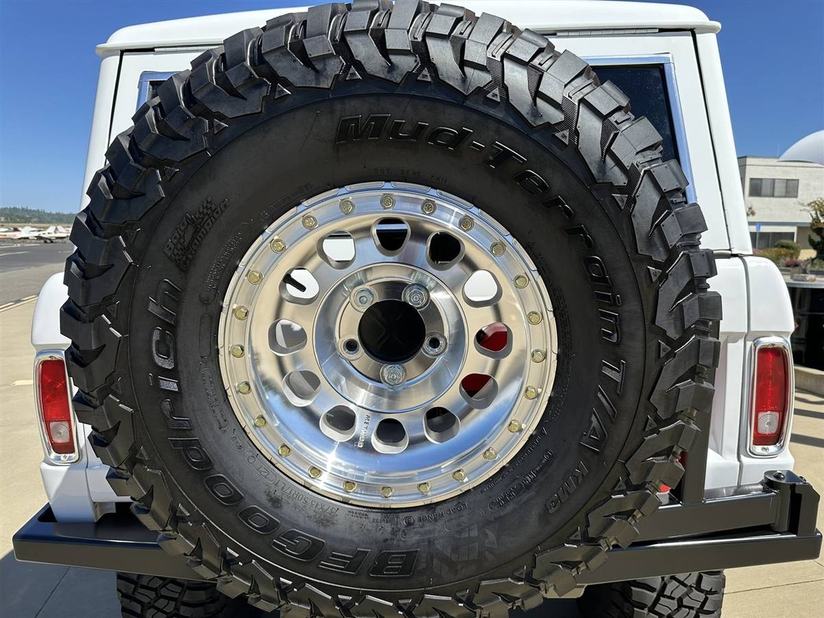 Ford-Bronco-1971-white-10