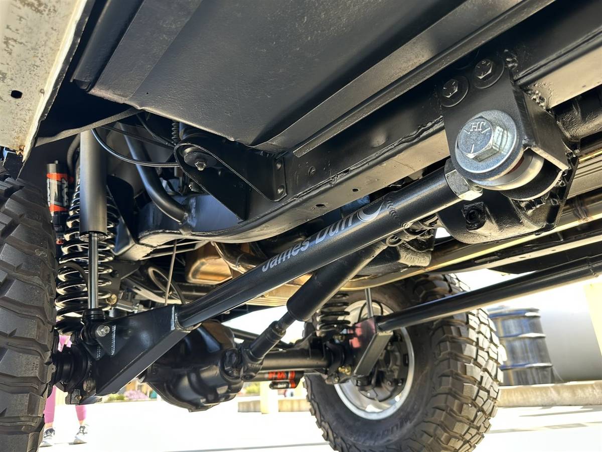 Ford-Bronco-1971-white-12