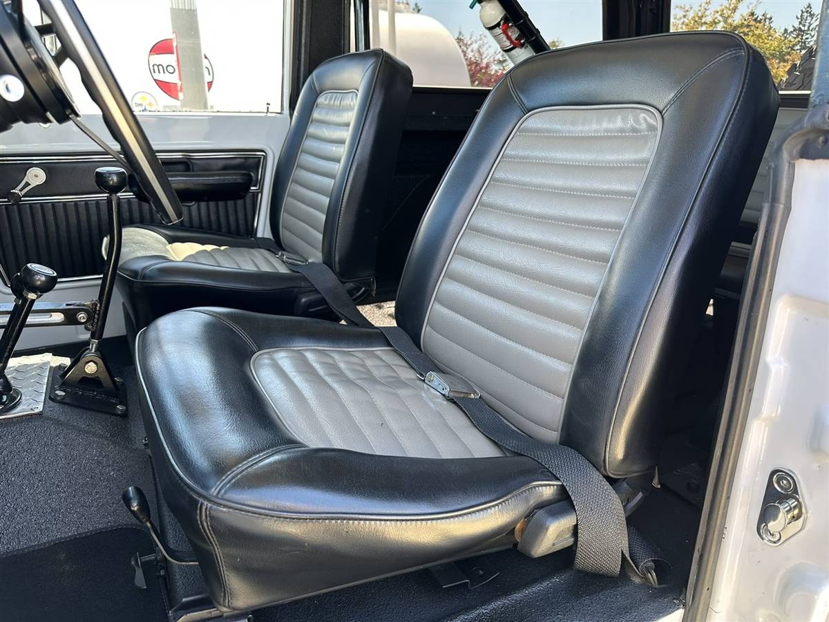 Ford-Bronco-1971-white-13