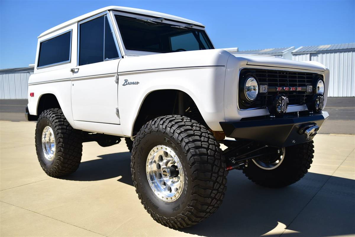 Ford-Bronco-1971-white-14