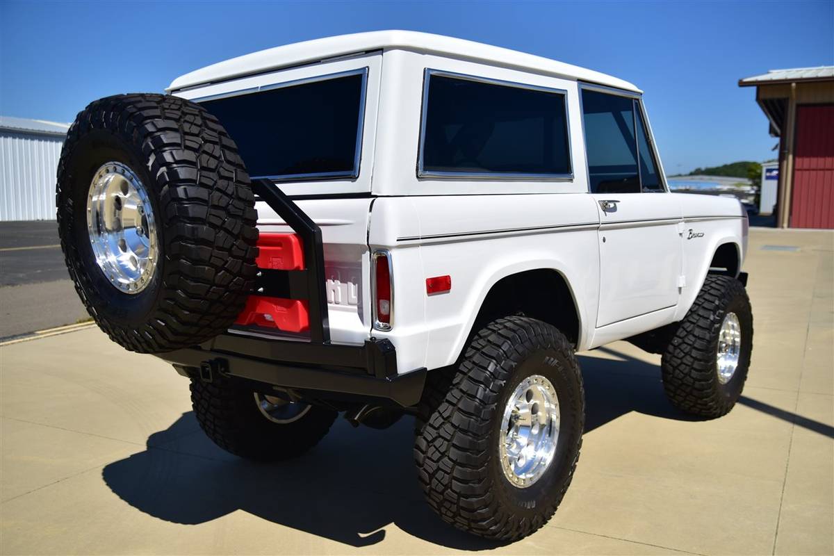 Ford-Bronco-1971-white-15