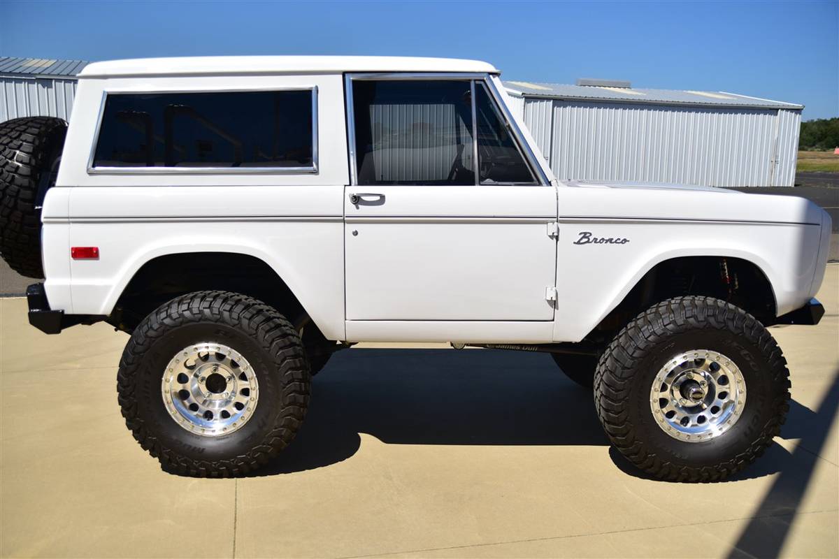 Ford-Bronco-1971-white-16