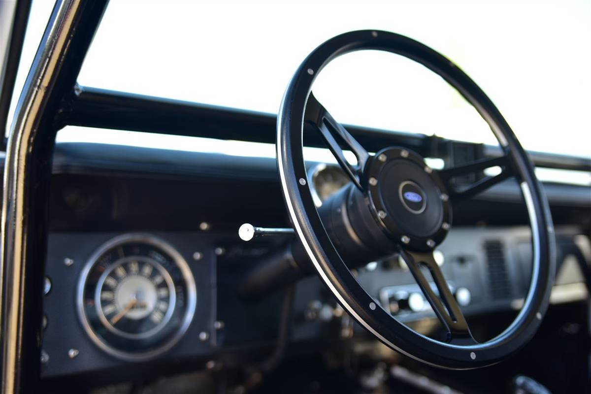 Ford-Bronco-1971-white-17