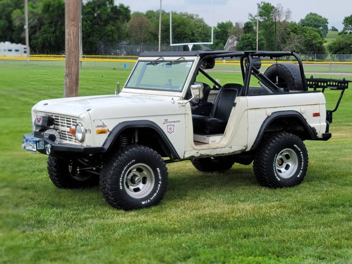 Ford Bronco  1971 white