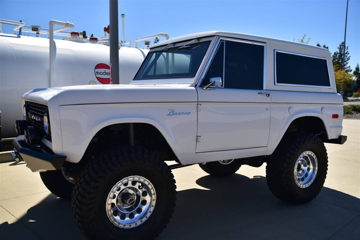 Ford-Bronco-1971-white-3