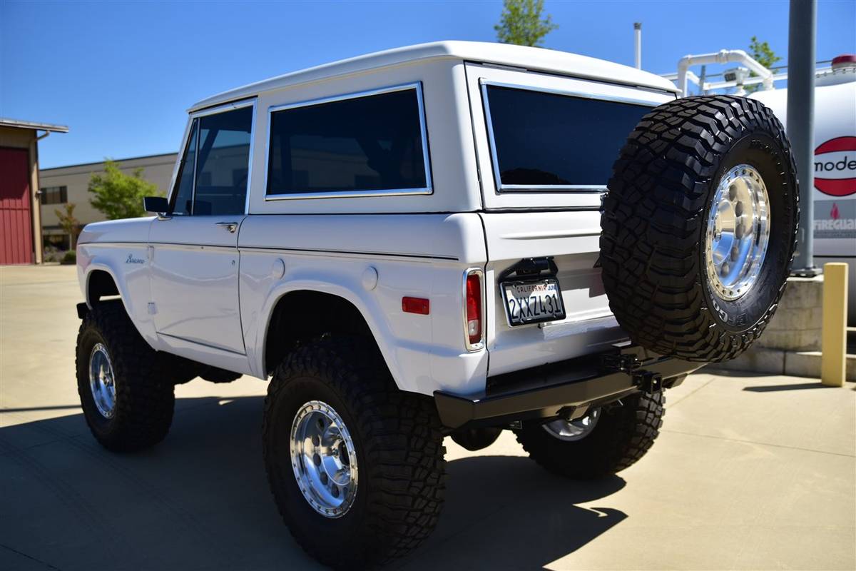 Ford-Bronco-1971-white-5