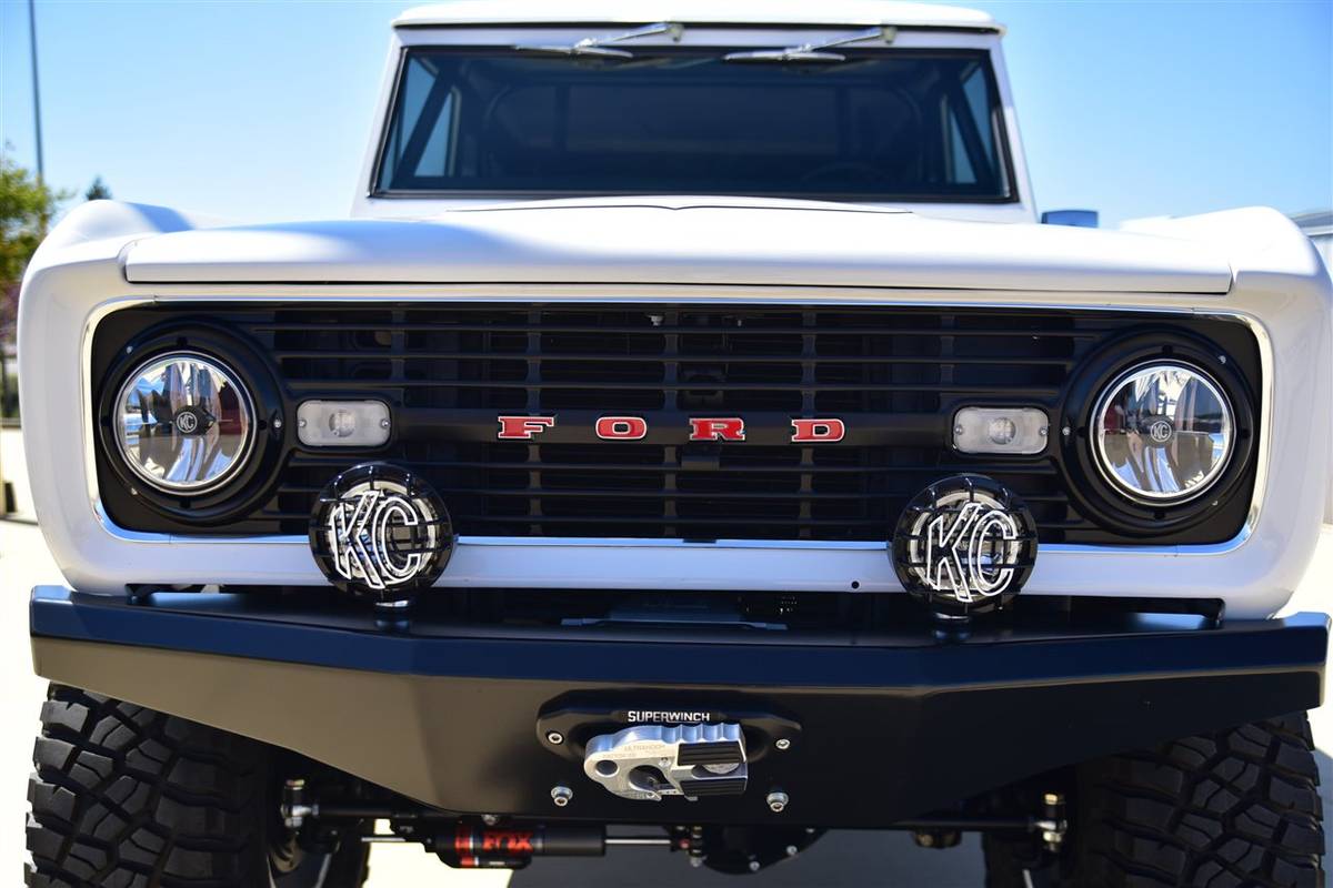 Ford-Bronco-1971-white