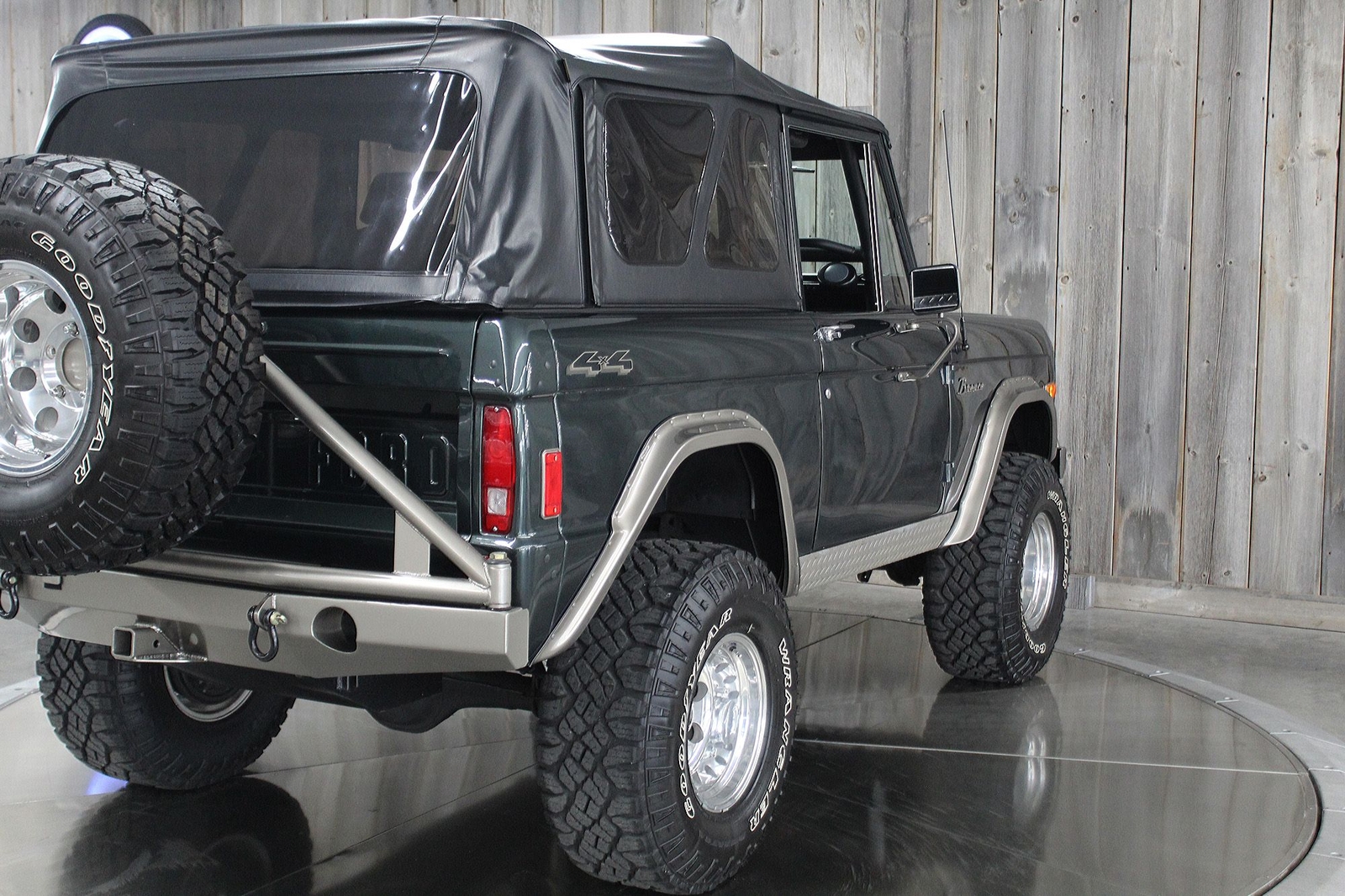 Ford-Bronco-1977-Restomod-13