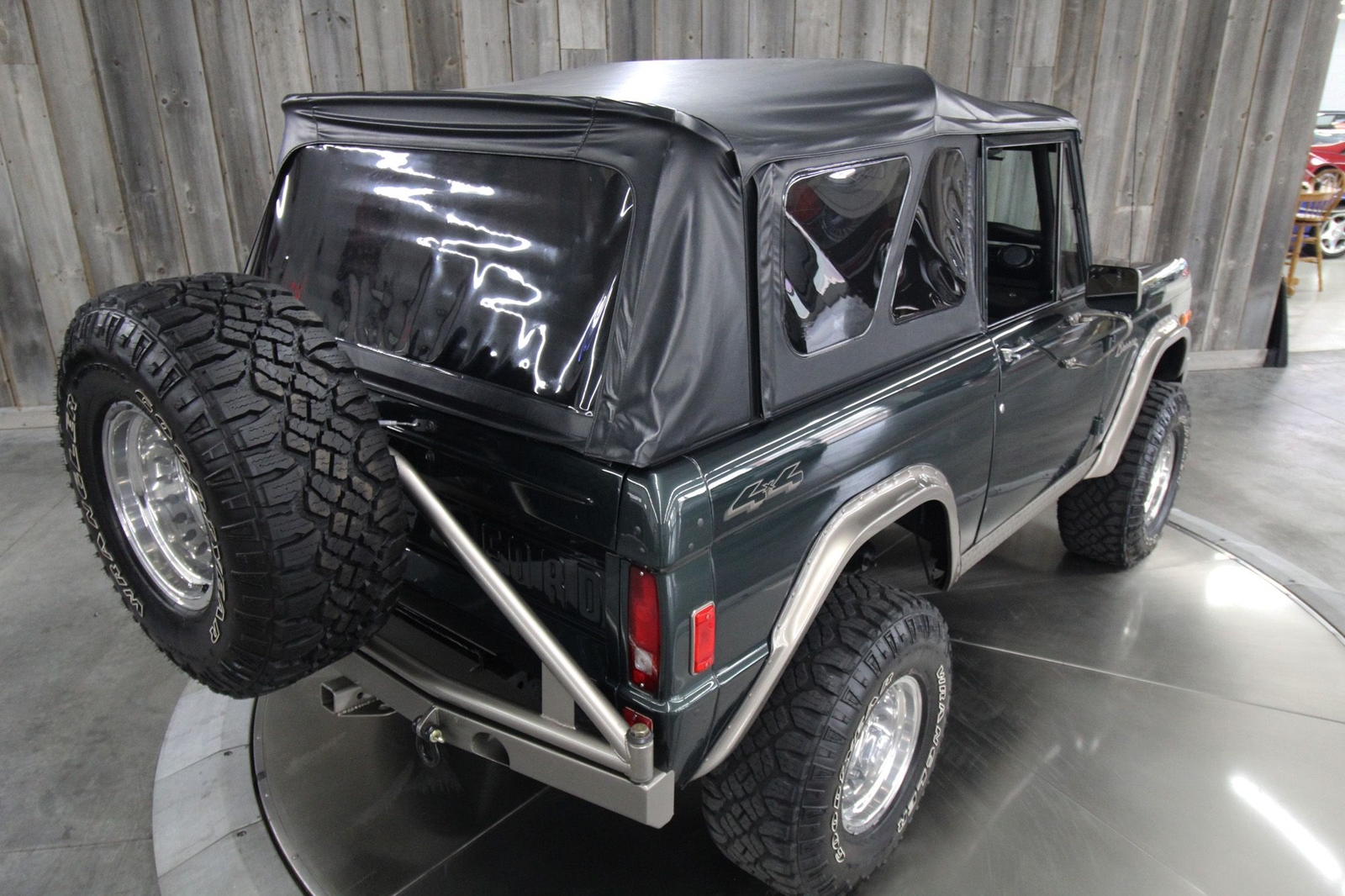 Ford-Bronco-1977-Restomod-18