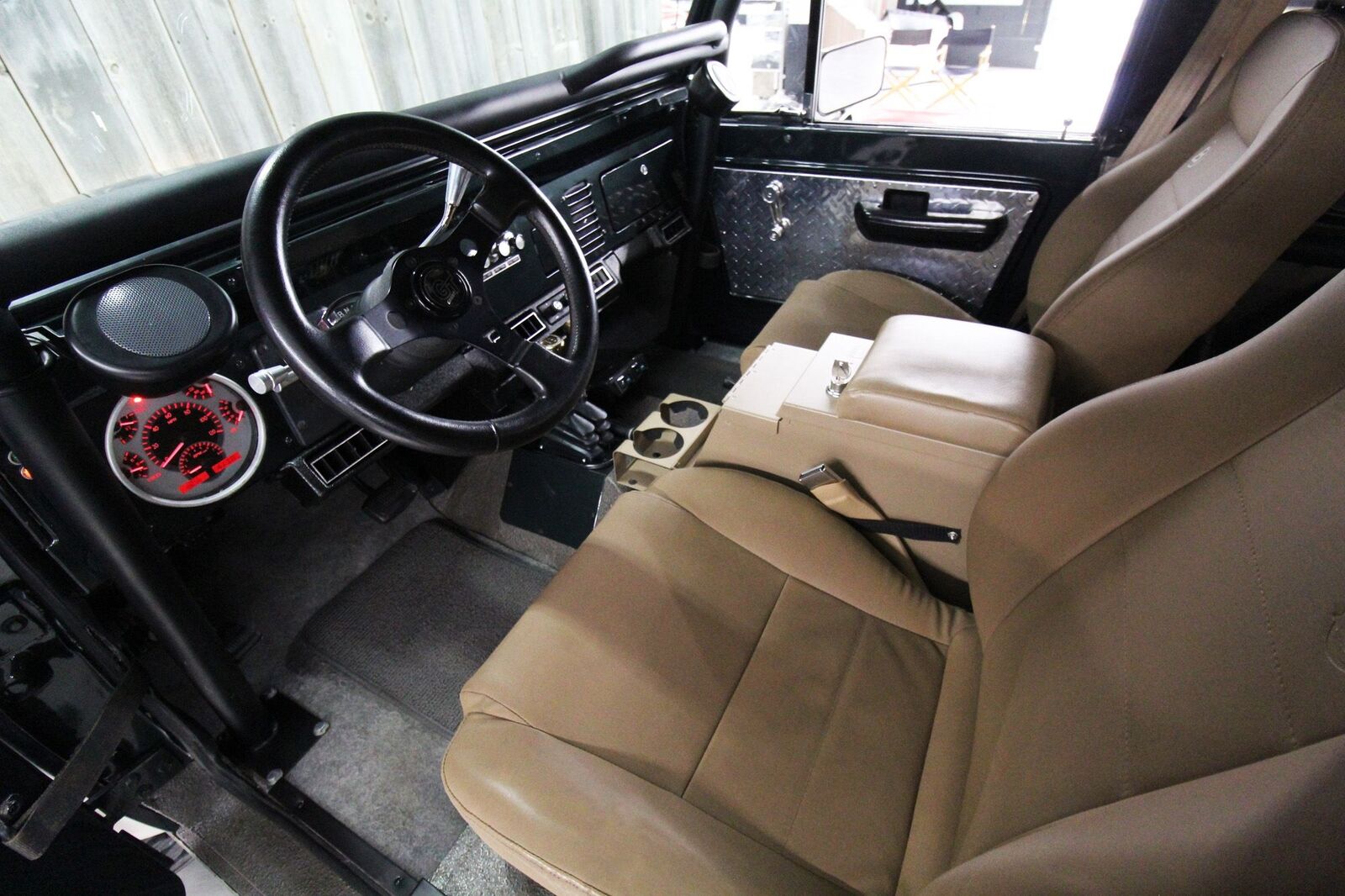 Ford-Bronco-1977-Restomod-19
