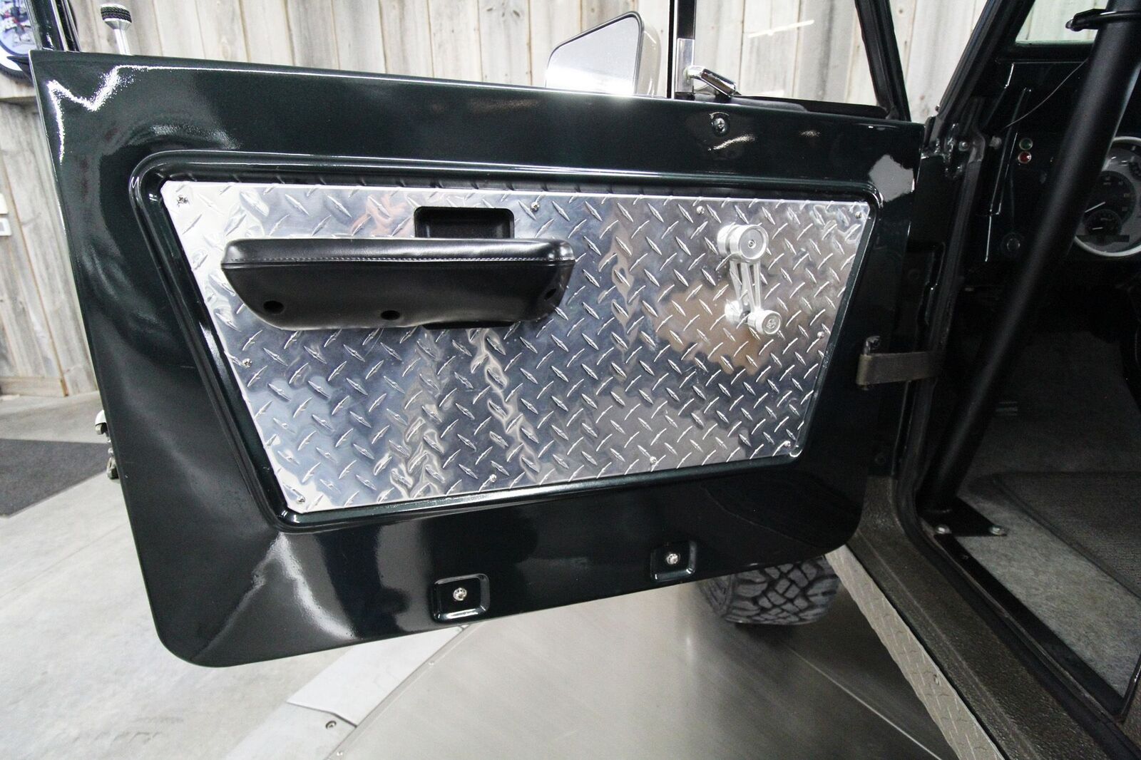 Ford-Bronco-1977-Restomod-29