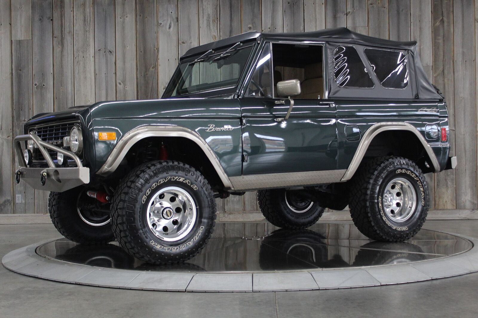 Ford-Bronco-1977-Restomod-38