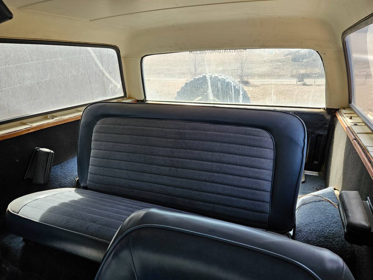 Ford-Bronco-1980-white-9