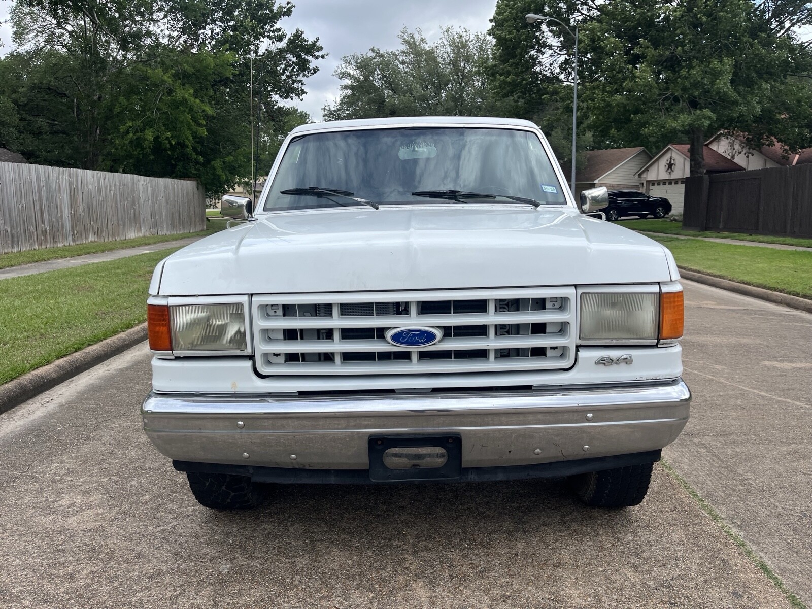 Ford-Bronco-1989-1