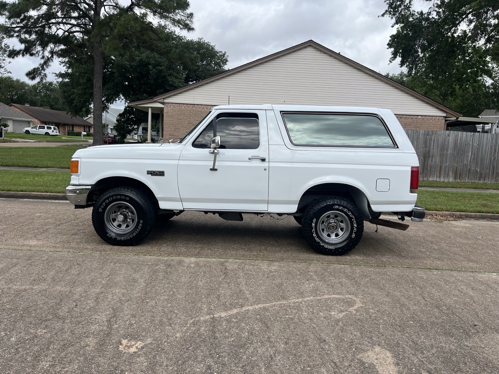 Ford-Bronco-1989-3