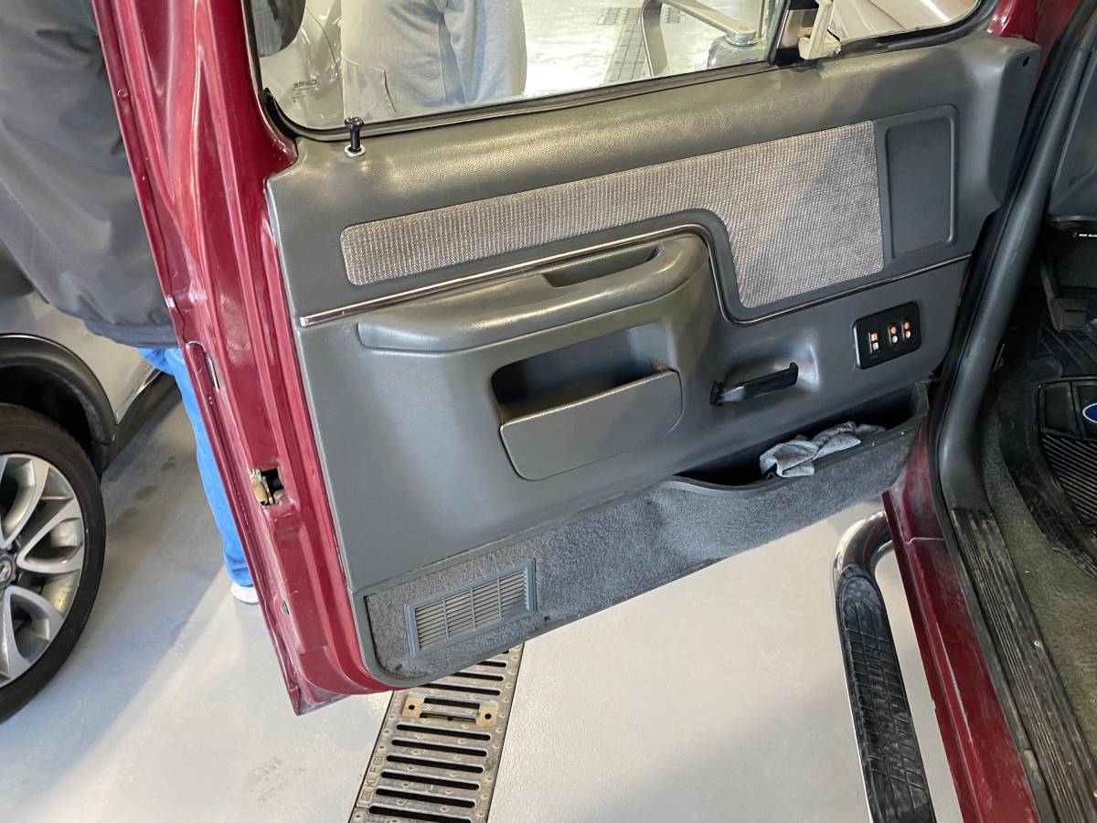 Ford-Bronco-1991-11