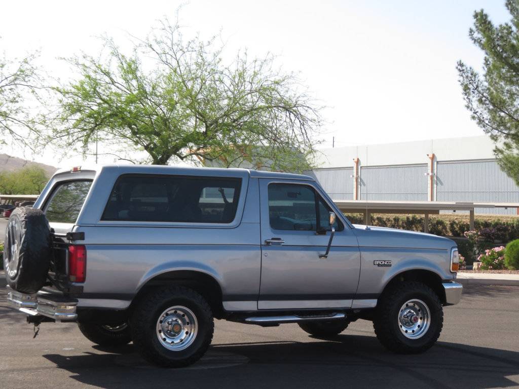 Ford-Bronco-1994-grey-1
