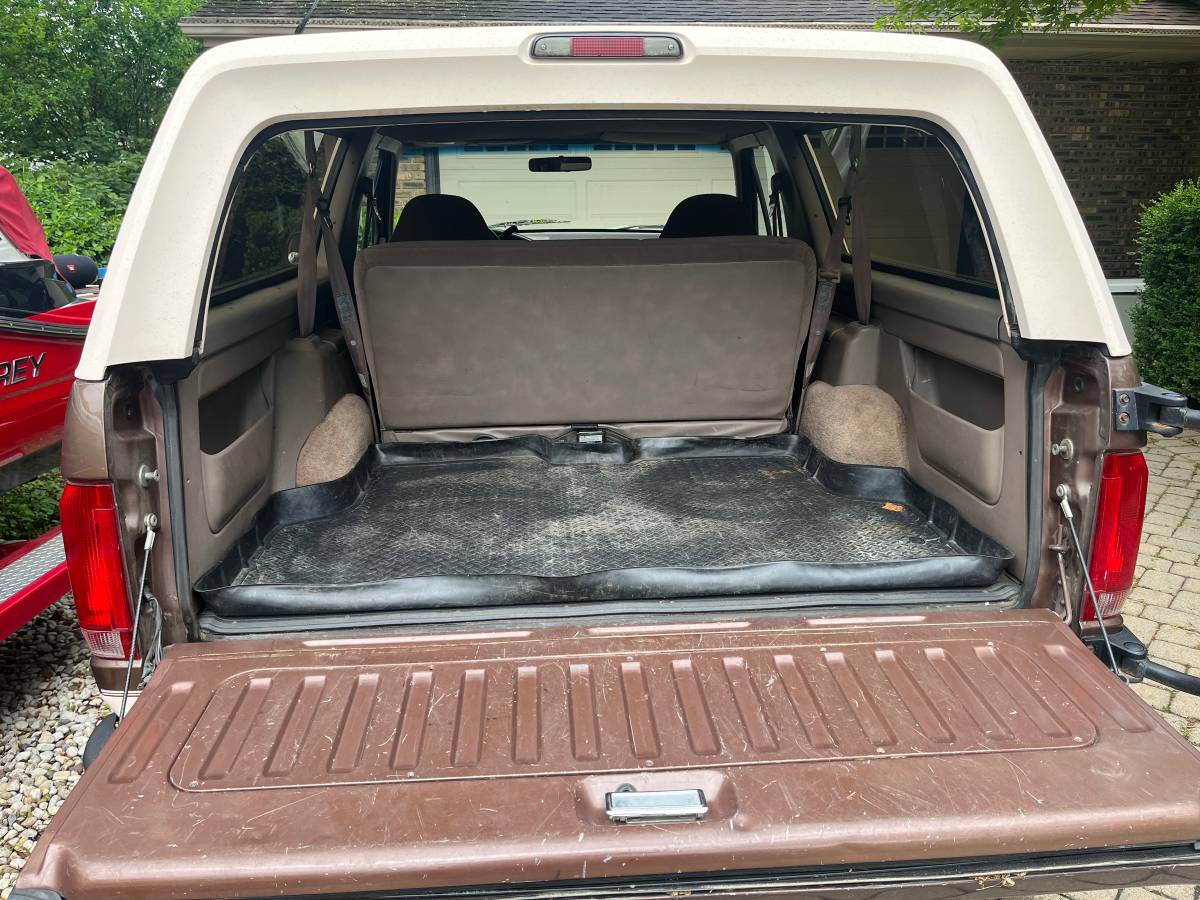 Ford-Bronco-eddie-bauer-4x4-1992-brown-9