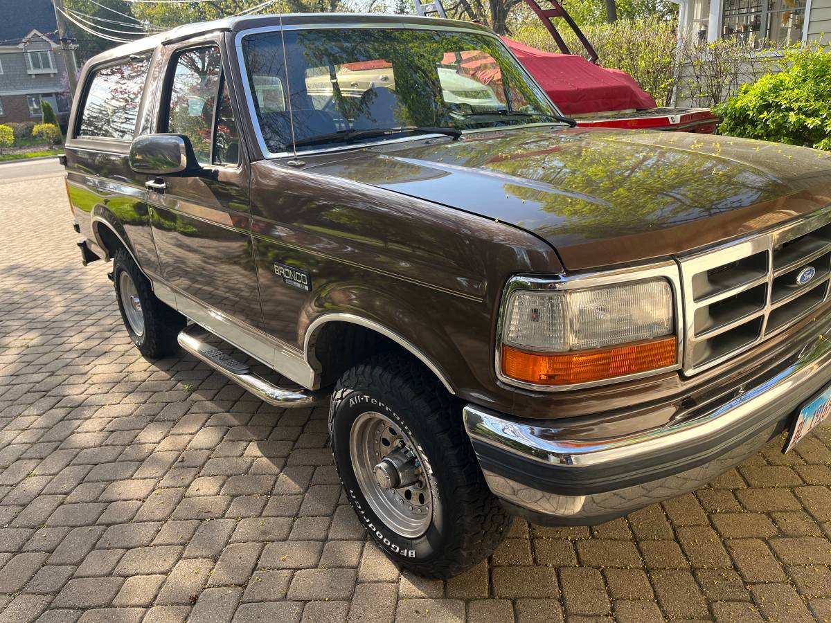 Ford-Bronco-eddie-bauer-4x4-1992-brown