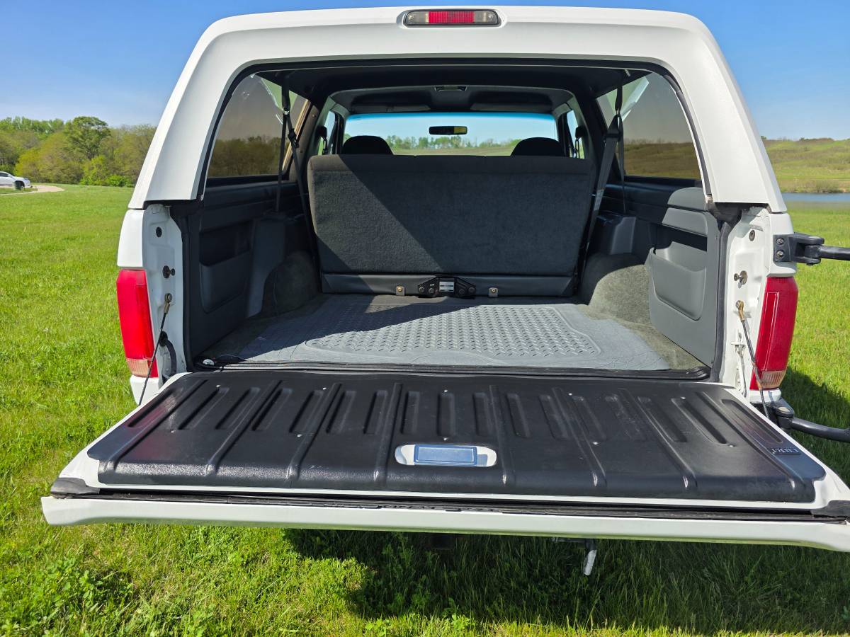 Ford-Bronco-xl-1993-white-11