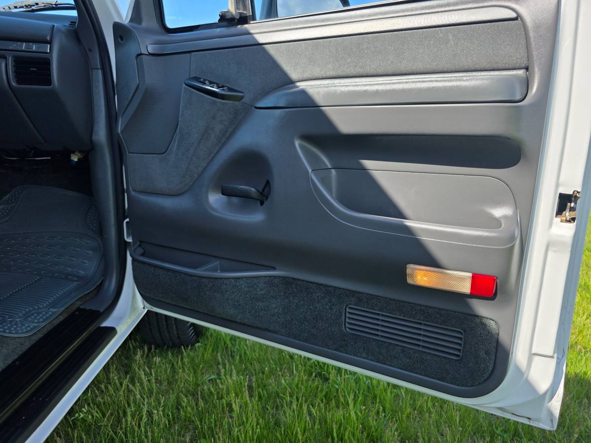 Ford-Bronco-xl-1993-white-13