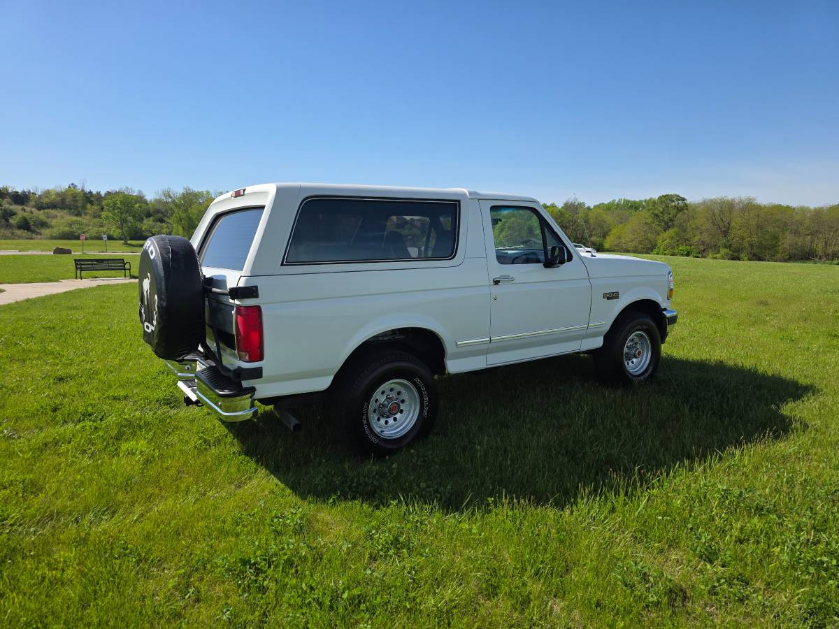 Ford-Bronco-xl-1993-white-2