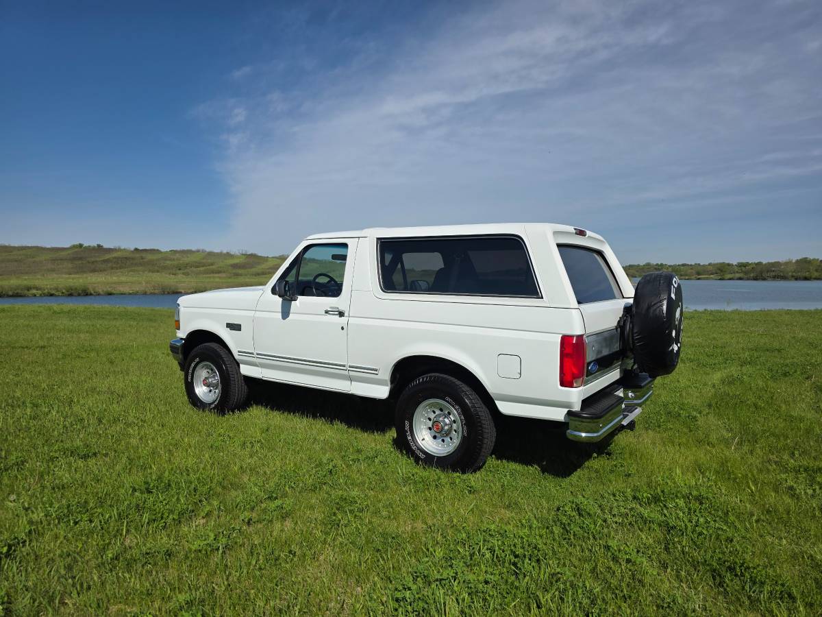 Ford-Bronco-xl-1993-white-4