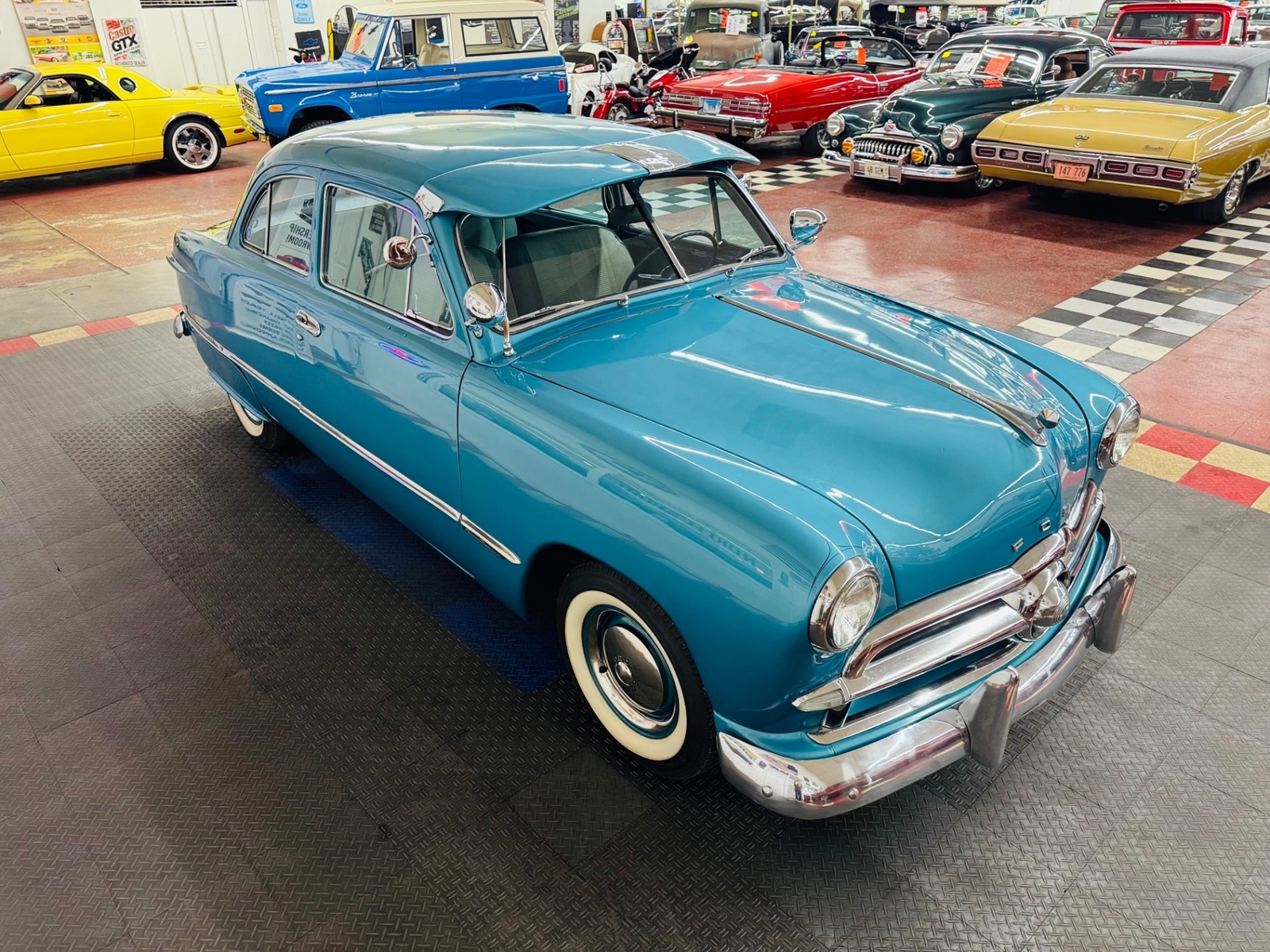 Ford-CUSTOM-1949-2-DOOR-18