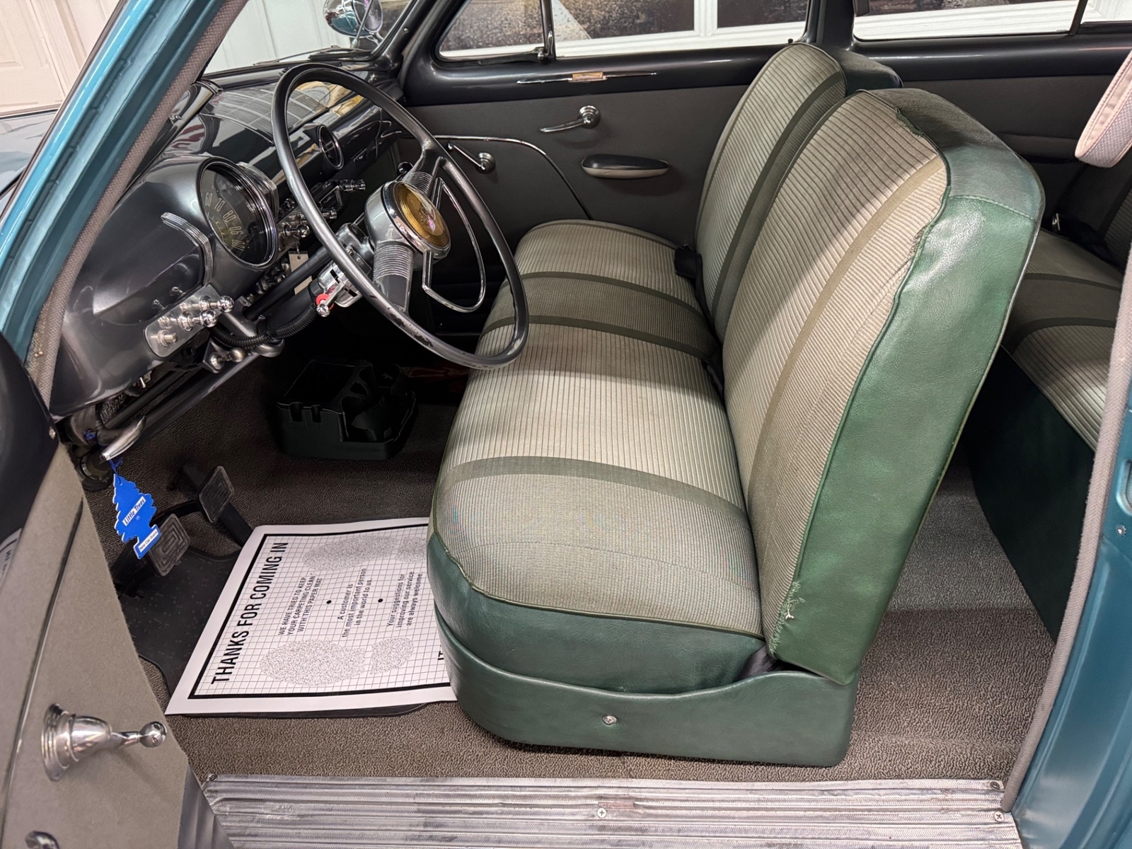 Ford-CUSTOM-1949-2-DOOR-30