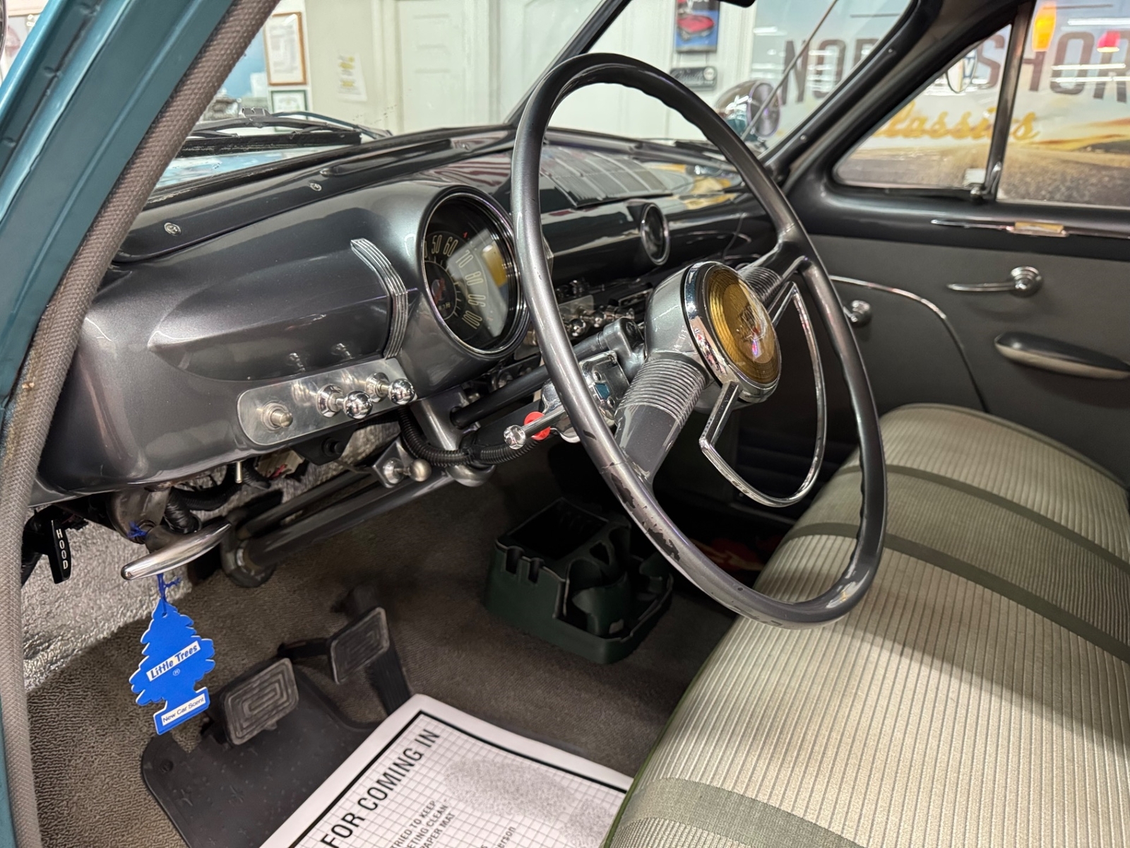 Ford-CUSTOM-1949-2-DOOR-33
