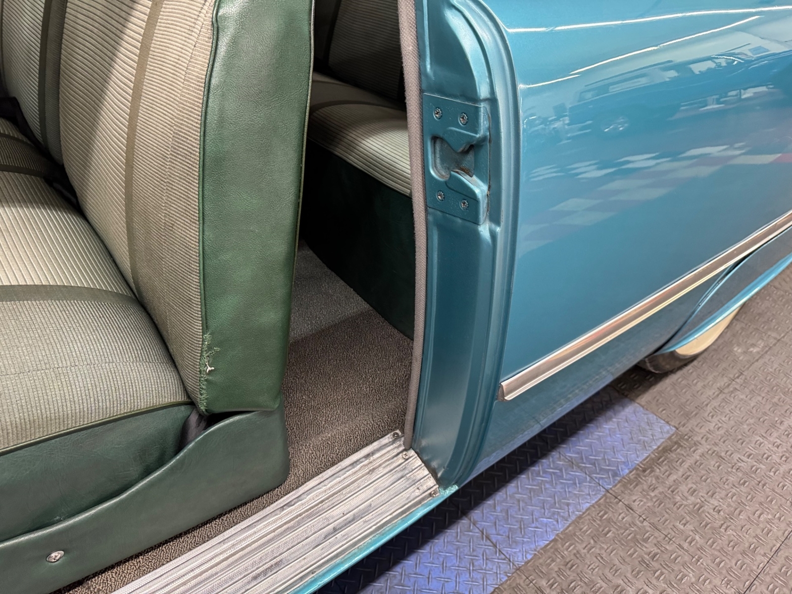 Ford-CUSTOM-1949-2-DOOR-35