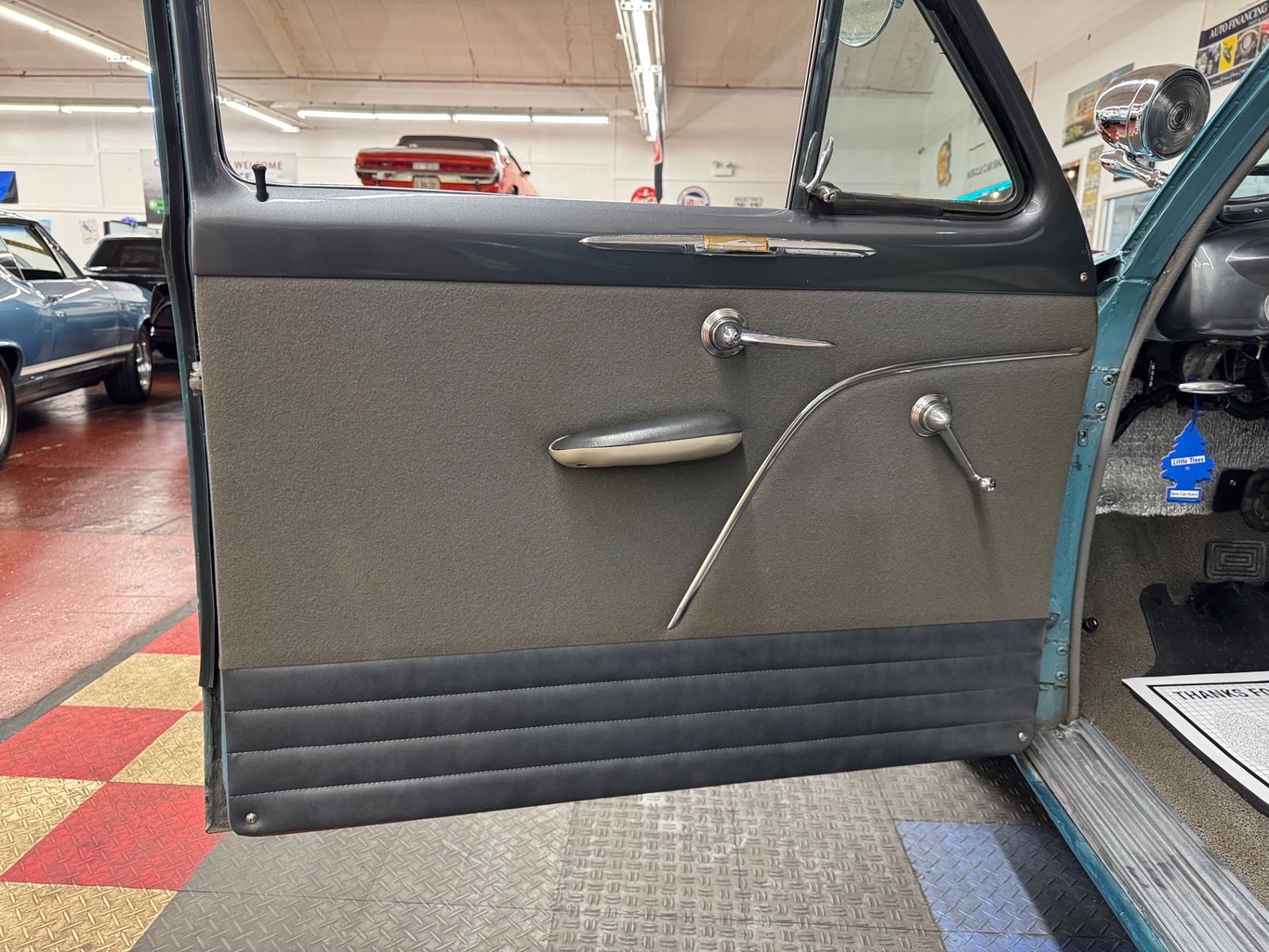Ford-CUSTOM-1949-2-DOOR-36
