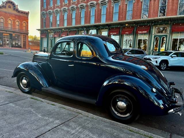 Ford Coupe  1937 blue