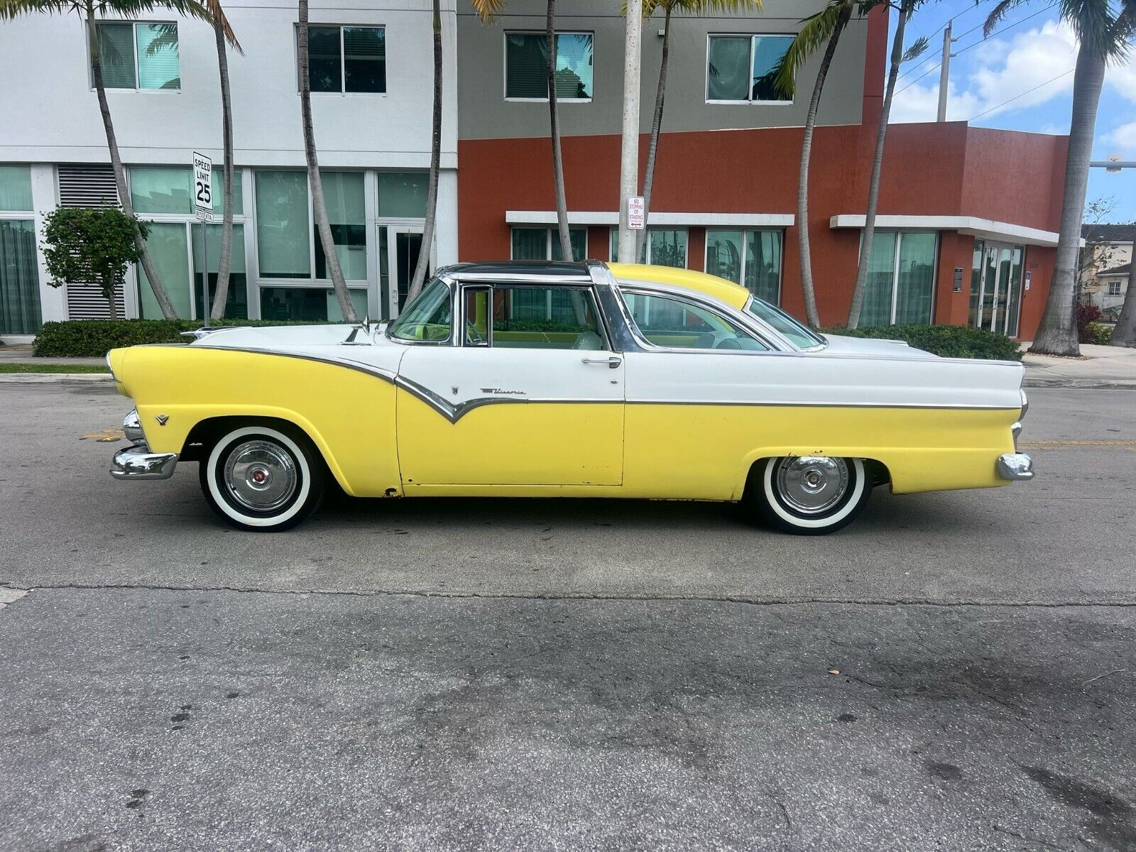 Ford-Crown-Victoria-1955-Coupe-2