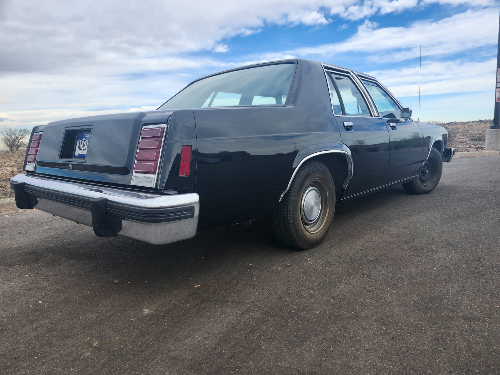 Ford-Crown-Victoria-1984-Sedan-1
