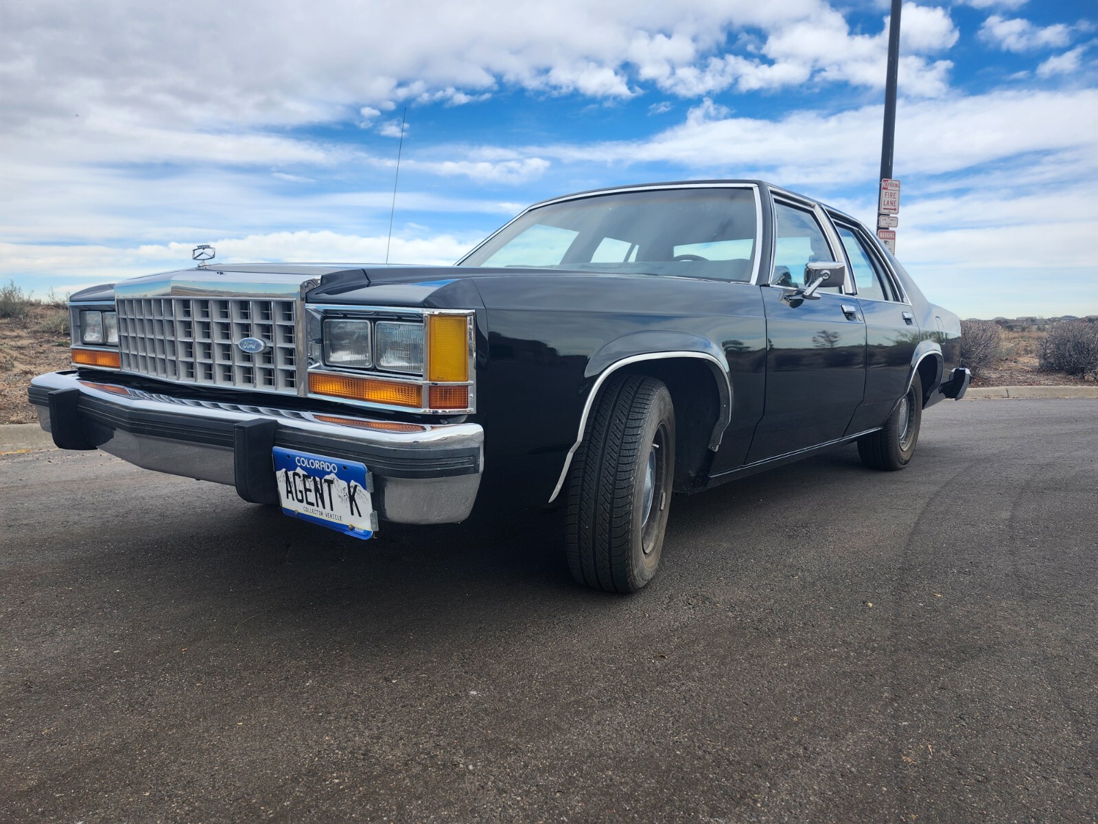 Ford-Crown-Victoria-1984-Sedan-4