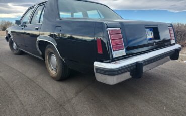 Ford-Crown-Victoria-1984-Sedan-5