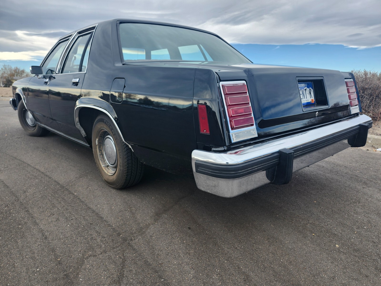 Ford-Crown-Victoria-1984-Sedan-5